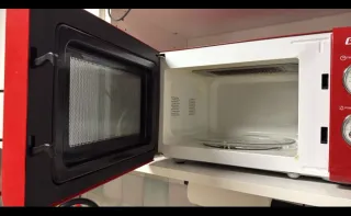 Microondas rojo estilo retro