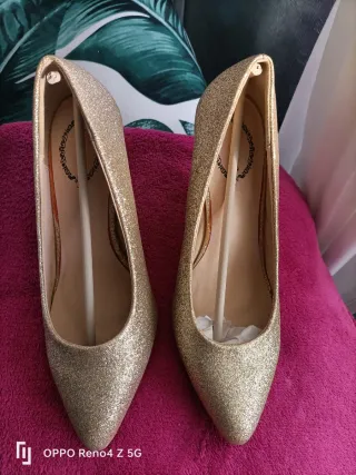Zapatos de fiesta dorados brillantes