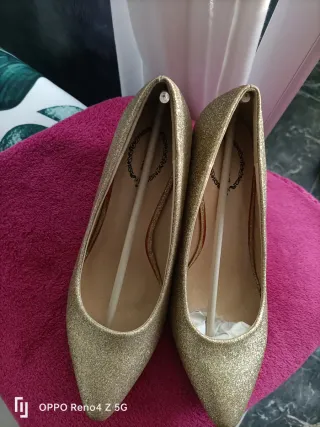 Zapatos de fiesta dorados brillantes