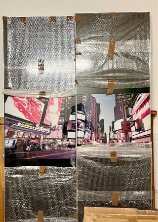 Guardaroba nero con ante scorrevoli e foto