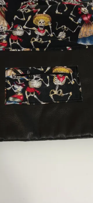 Mochila de piel y tela con bolsillo