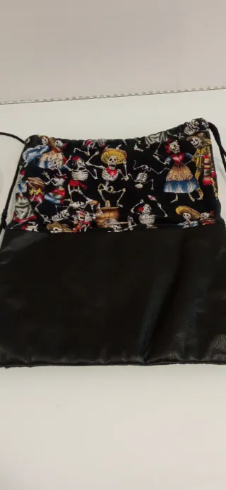 Mochila de piel y tela con bolsillo