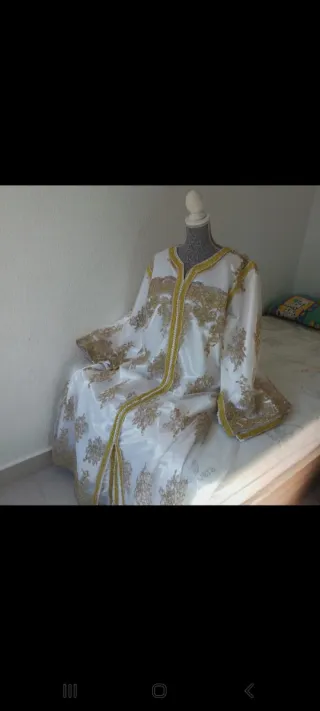 Takchita vintage blanca y dorada