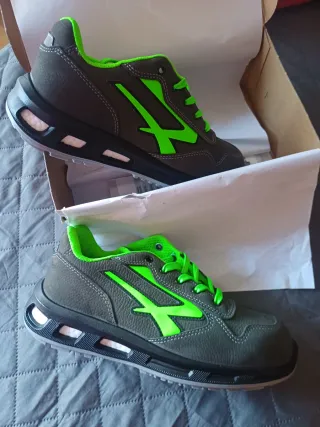 Botas de trabajo grises y verdes