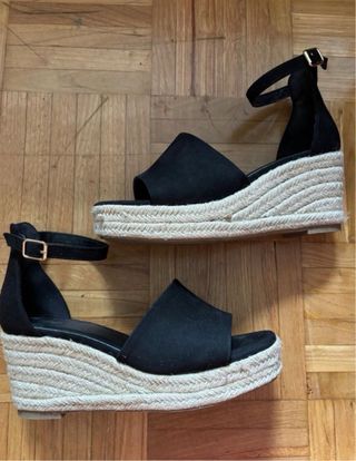 Alpargatas de cuña negras y beige