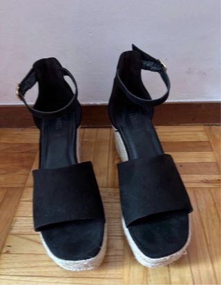 Alpargatas de cuña negras y beige