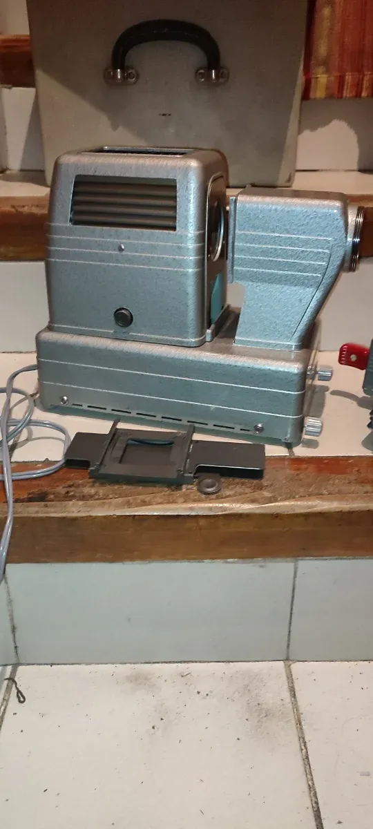 Antiguo proyector sfom 430  diapositivas con caja