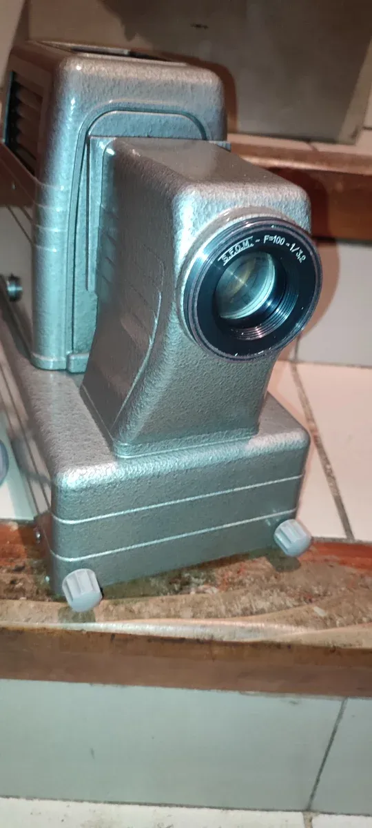 Antiguo proyector sfom 430  diapositivas con caja
