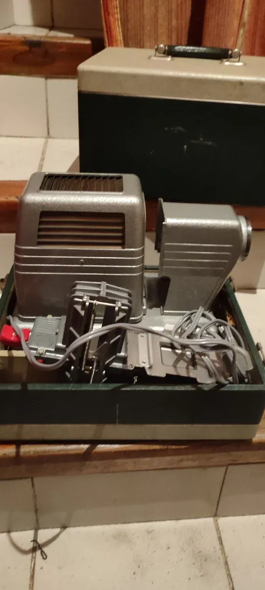 Antiguo proyector sfom 430  diapositivas con caja