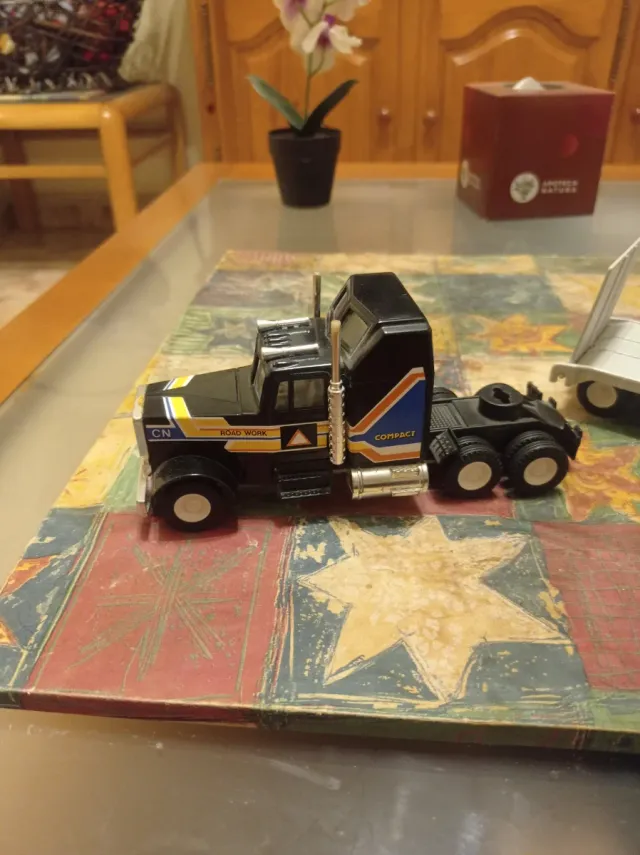 Camión de juguete con remolque y buldozer