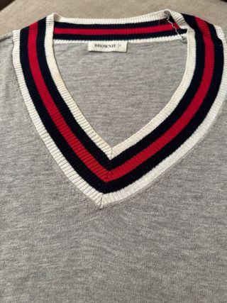 Jersey Brownie gris con cuello V