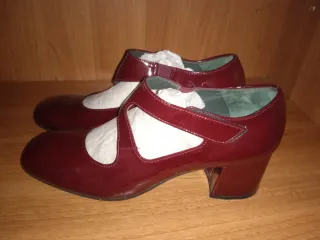 Zapatos de tacón rojos charol