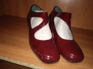 Zapatos de tacón rojos charol