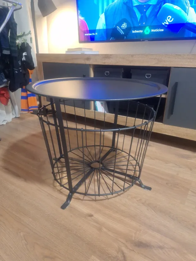 Mesa auxiliar metálica negra