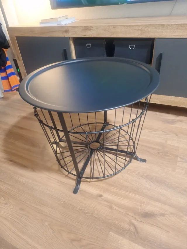 Mesa auxiliar metálica negra