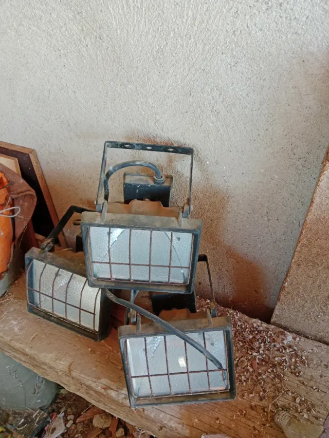 Focos de exterior metálicos