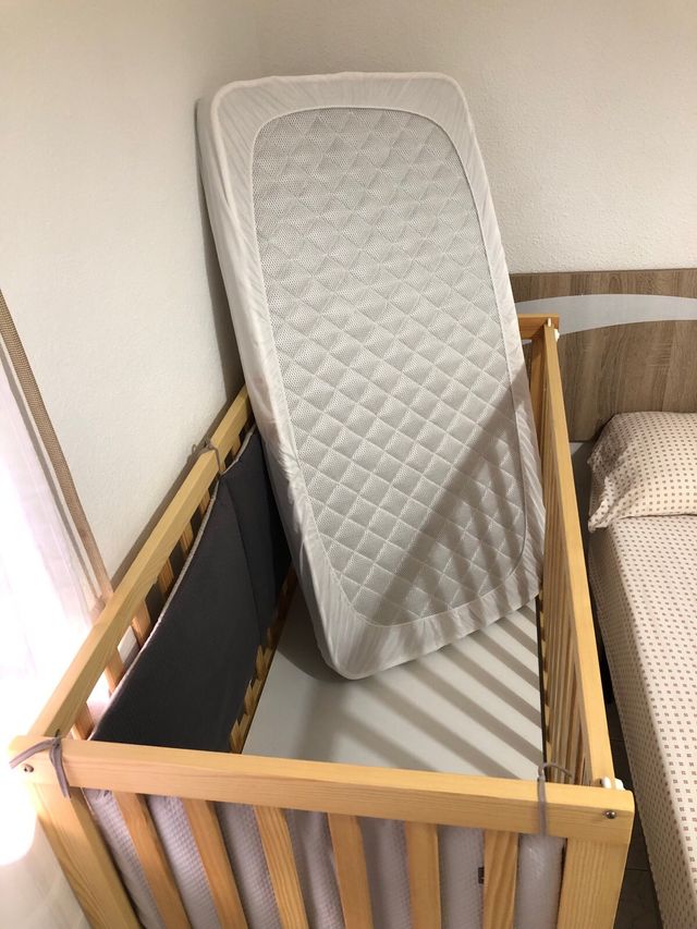 Cuna de madera con colchón