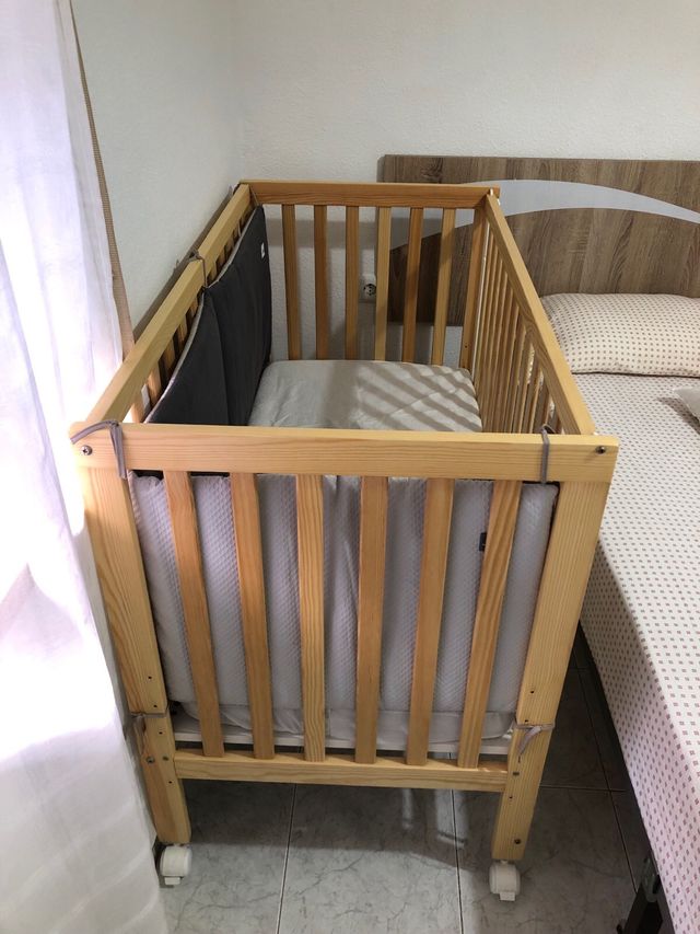 Cuna de madera con colchón