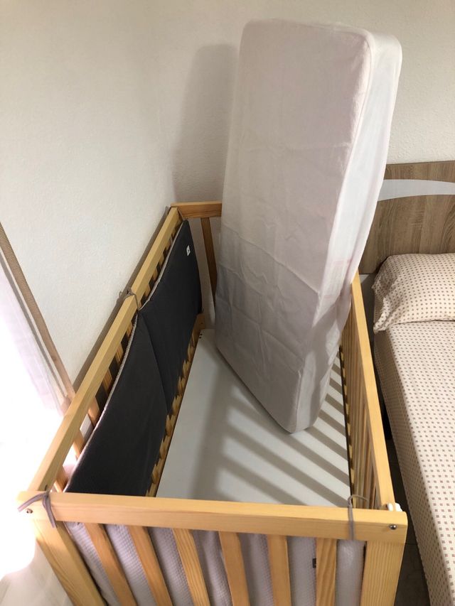 Cuna de madera con colchón
