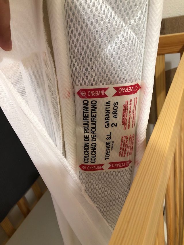 Cuna de madera con colchón