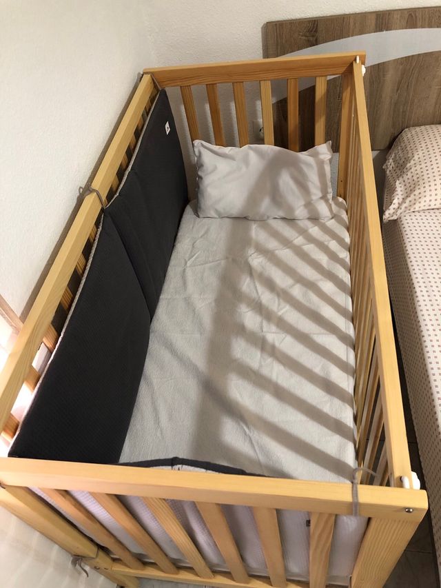 Cuna de madera con colchón