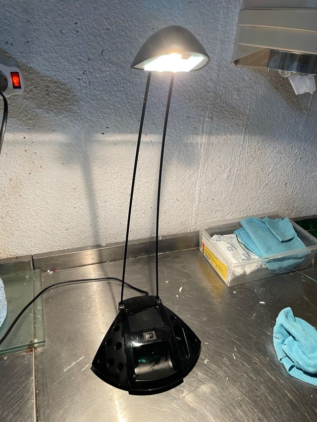 Lámpara de mesa negra moderna