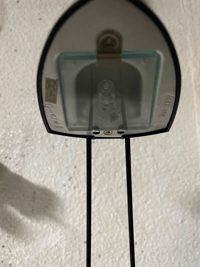 Lámpara de mesa negra moderna