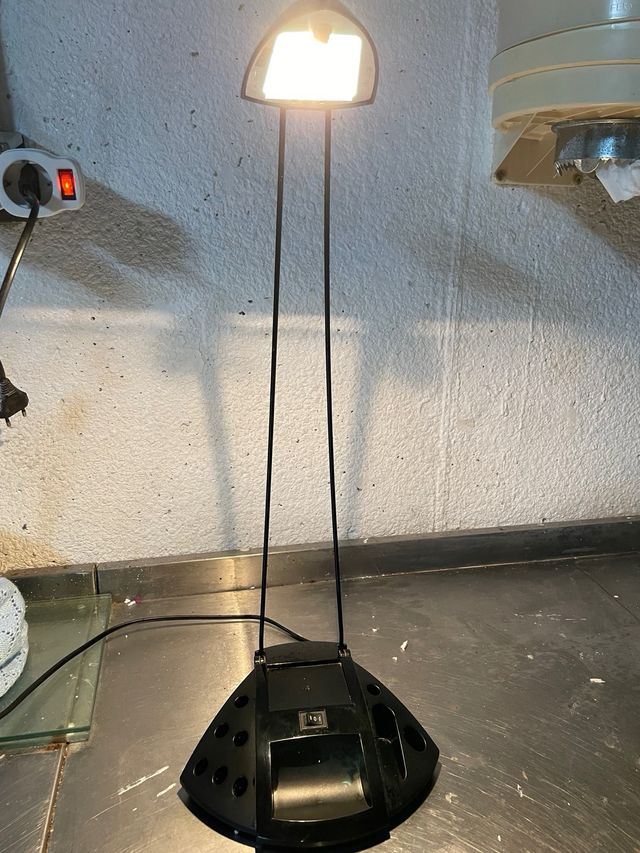 Lámpara de mesa negra moderna