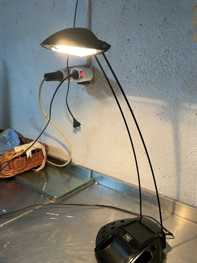 Lámpara de mesa negra moderna