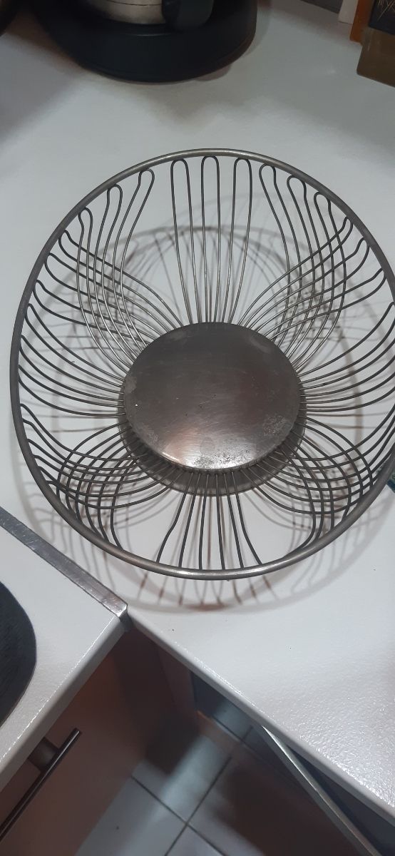 Frutero de metal plateado