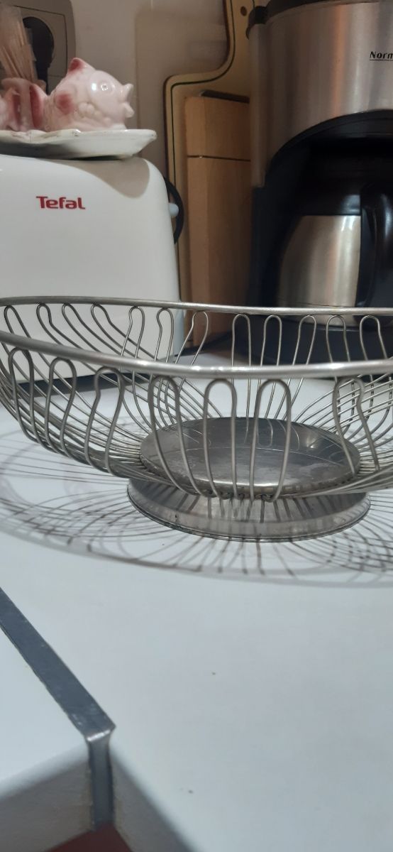 Frutero de metal plateado