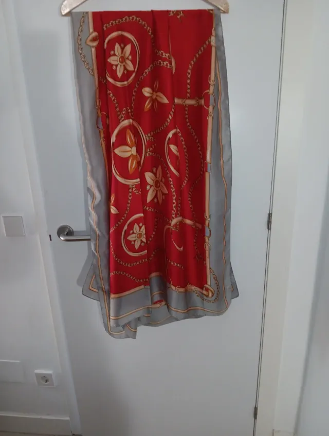 Pañuelo seda estampado cadenas y flores