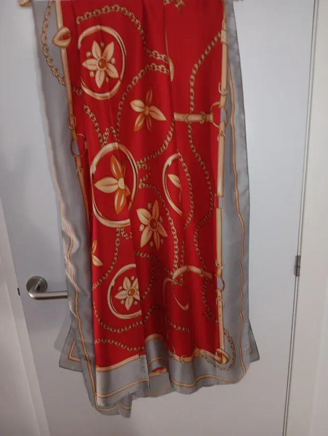 Pañuelo seda estampado cadenas y flores