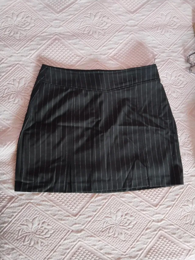 Falda negra con rayas blancas
