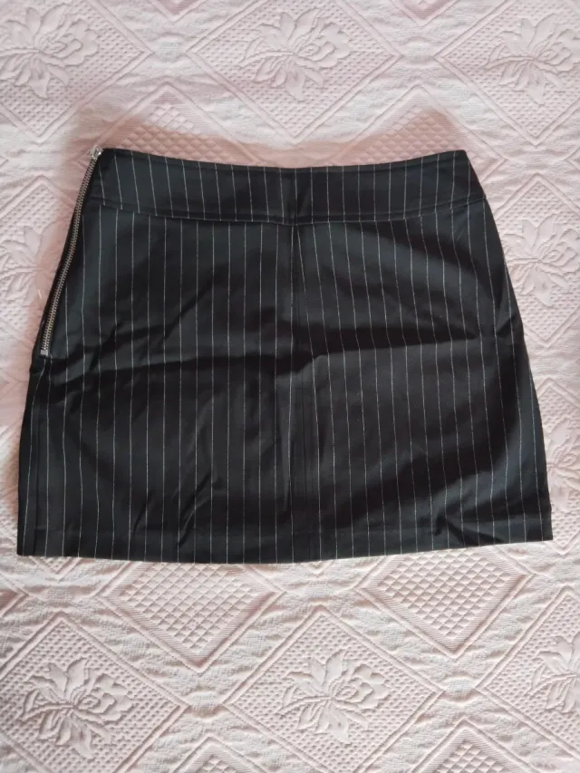 Falda negra con rayas blancas