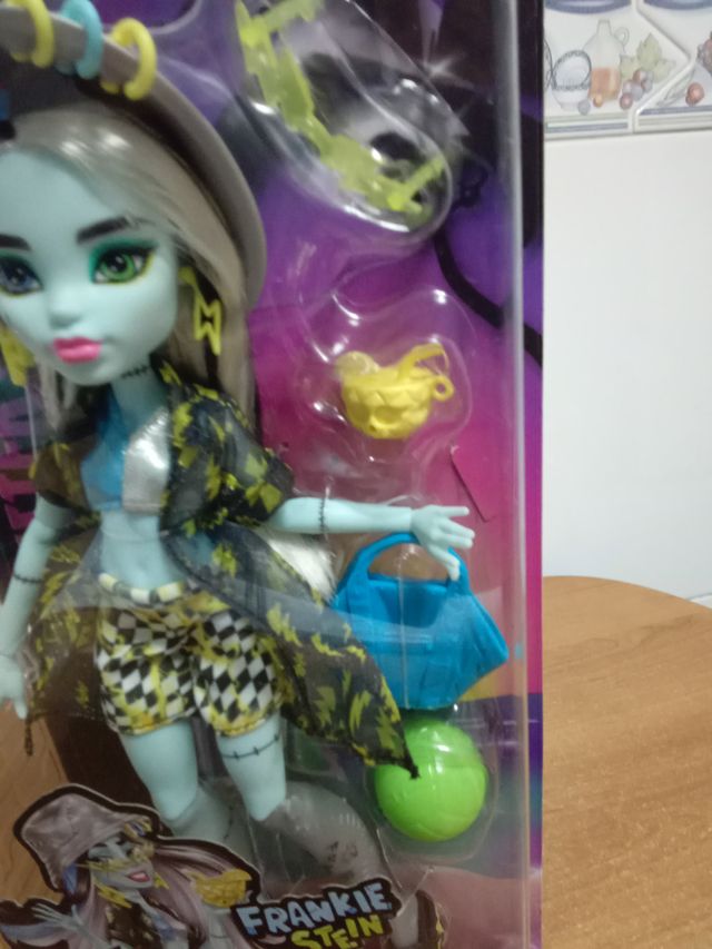 Muñeca Monster High Frankie Stein Scare-A-Dise Isl