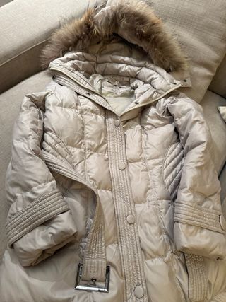 Abrigo beige con capucha y cinturón