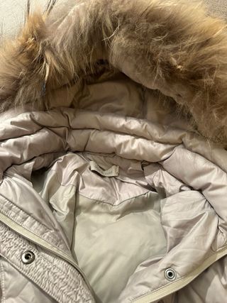 Abrigo beige con capucha y cinturón