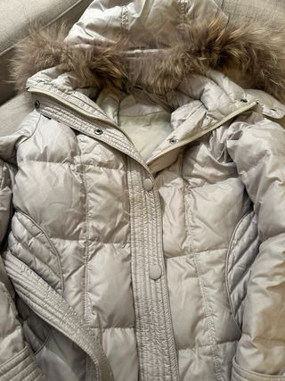 Abrigo beige con capucha y cinturón