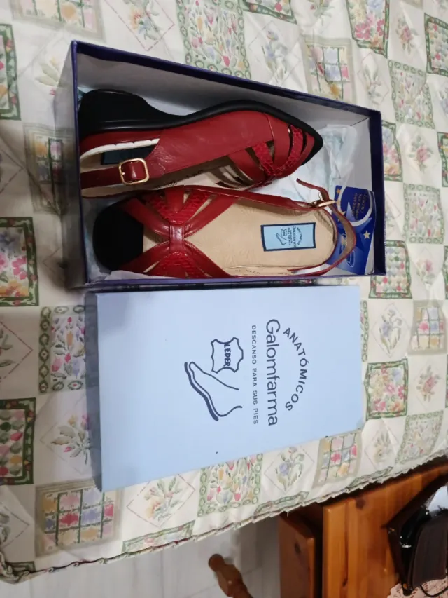 Zapatos anatómicos Galomfarma rojos y negros