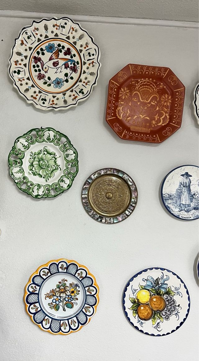 Colección 22 platos de cerámica decorativos