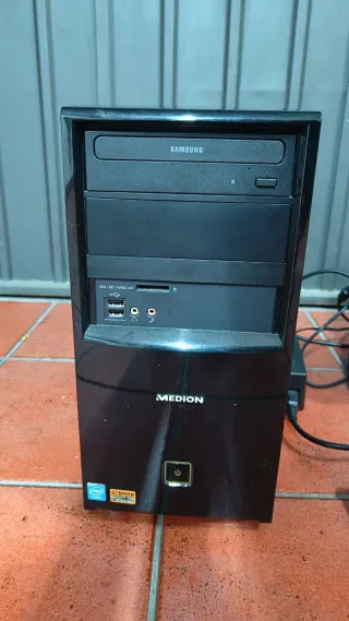 Ordenador Medion con pantalla, teclado y ratón