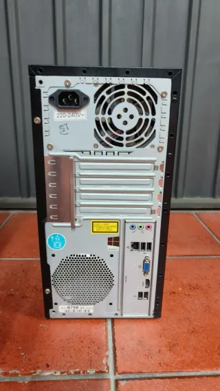 Ordenador Medion con pantalla, teclado y ratón