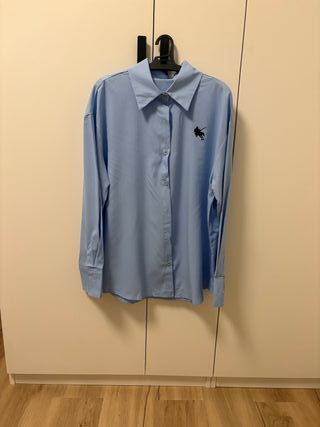 Camisa azul con logo