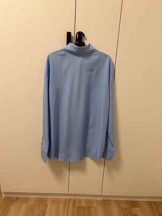 Camisa azul con logo