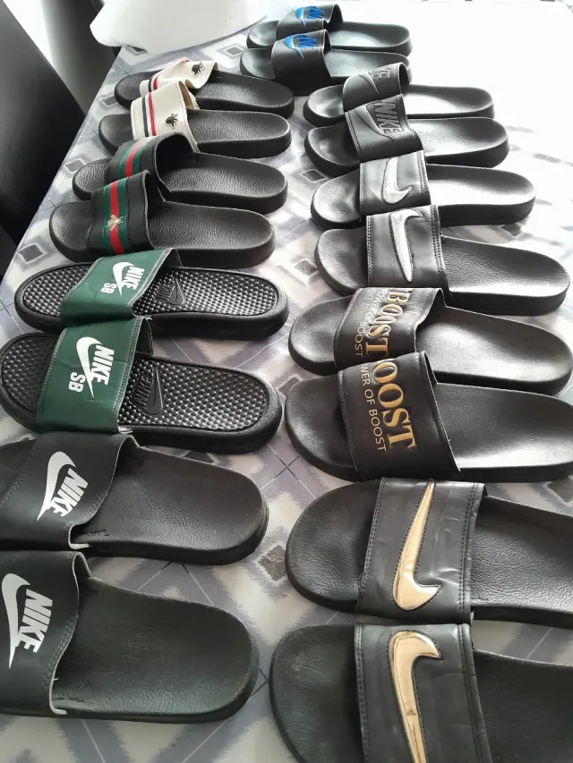 Lote de chanclas negras