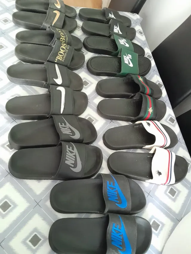 Lote de chanclas negras