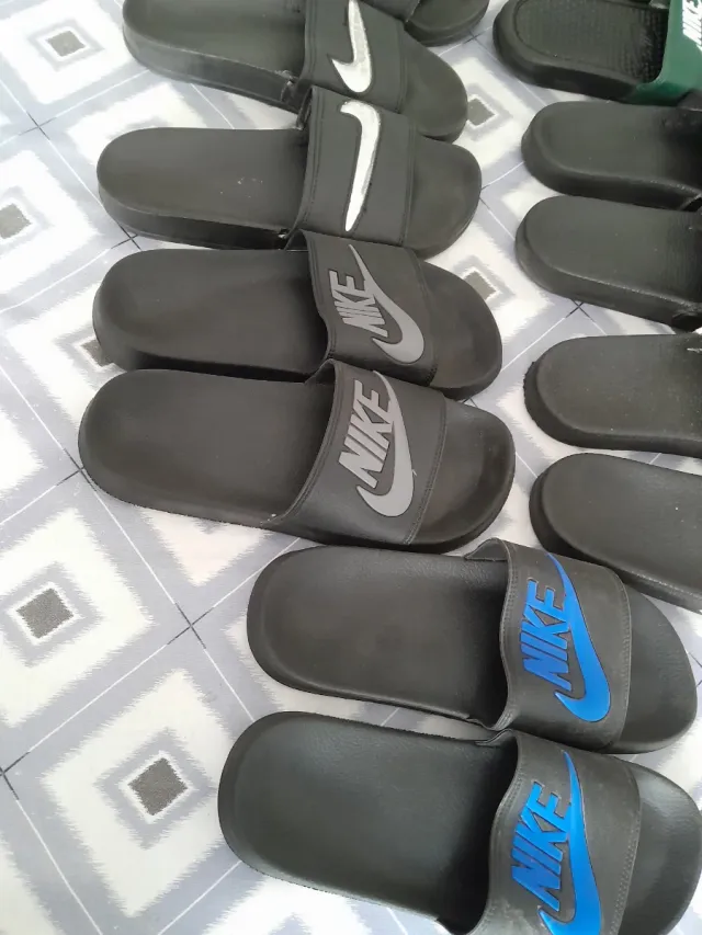 Lote de chanclas negras
