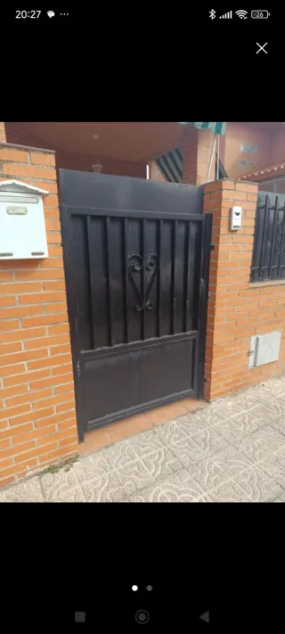 Puerta peatonal de hierro forjado