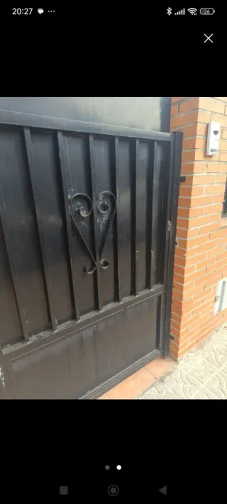 Puerta peatonal de hierro forjado